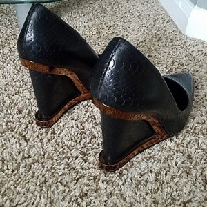 BcbgMaxAzria pointy toe gold rimmed wedges